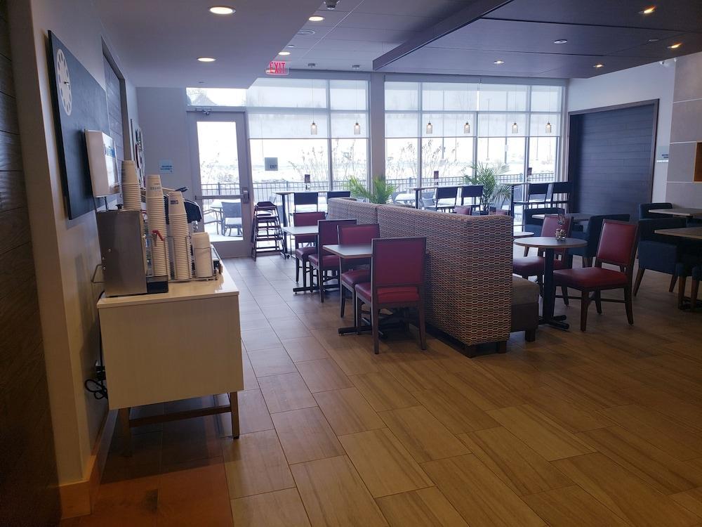 Holiday Inn Express & Suites By Ihg Altoona By Ihg Extérieur photo