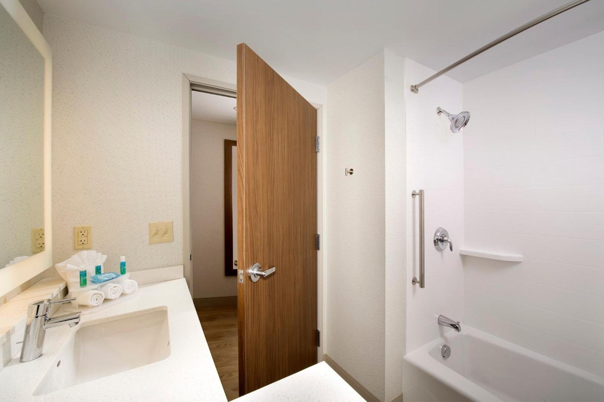 Holiday Inn Express & Suites By Ihg Altoona By Ihg Extérieur photo